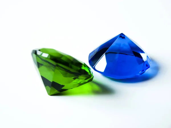 Pietra verde smeraldo e diamante blu isolato su sfondo bianco. Gioielli — Foto Stock