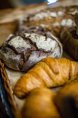 Kruvasan ve siyah ekmek. Taze fırın.