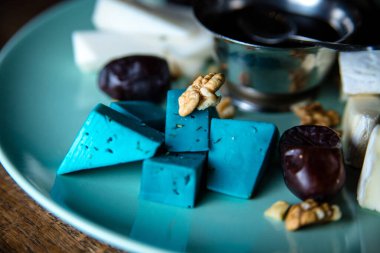 Fındıklı ve tarihli peynirli Gouda Pesto. Restoranda peynir tabağı.