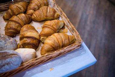 Kağıt üzerinde taze kruvasan. Yüksek kalite fotoğraf