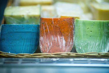 Elektrik süpürgesinde farklı peynir çeşitleri. Ev yapımı peynir, el yapımı yemek. Saman ve ahşapla süslenmiş bir vitrin. Yüksek kalite fotoğraf