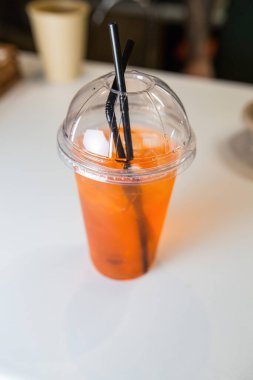Plastik bardak portakal suyunu kapat.