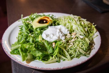 roka salatası, avokado, peynir ve marul..