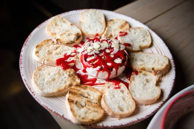 Kahvaltı ve bir tabak ekmek ve peynir.