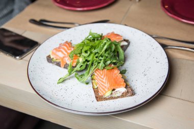 Sebzeli somon ve tabakta ekmek.