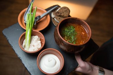 Maydanozlu ve ekmekli pancar çorbası.