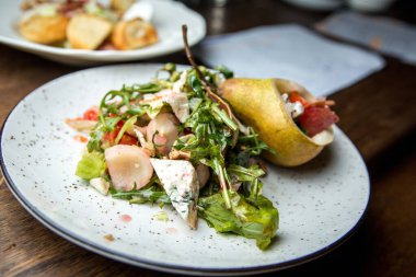 Armut ve mavi peynirli lezzetli salata. 