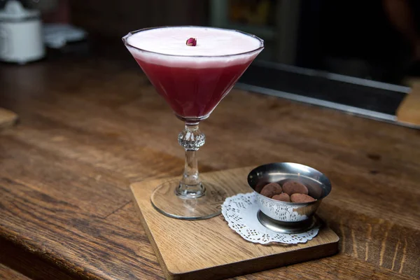 Glas Rode Cocktail Een Houten Tafel — Stockfoto