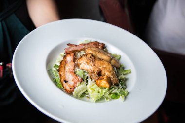  Yemek, lezzetli salatayı yakın. 