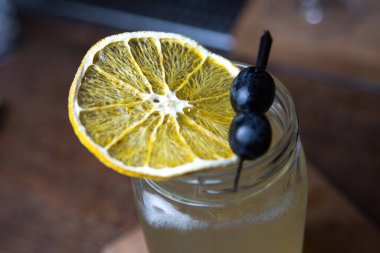 Kokteyl bardağını kapat.