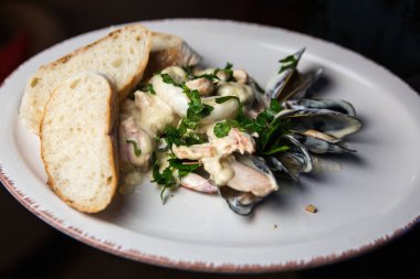  Yemek, lezzetli midyeleri yakın. 