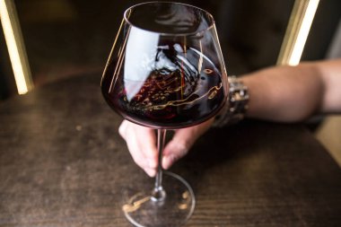 Elde bir kadeh şarap 