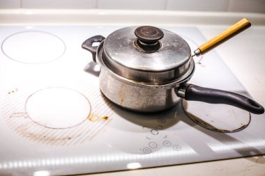 Kirli tencere ve tava.