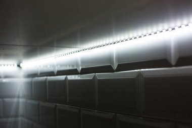 Modern bir binanın içinde.