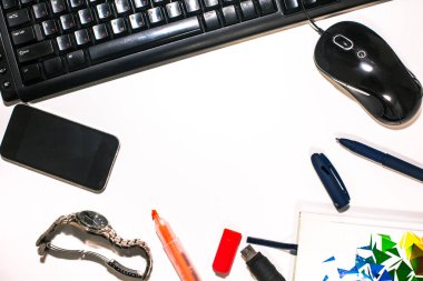 Beyaz arka planda ofis aksesuarları. en üstteki görünüm.
