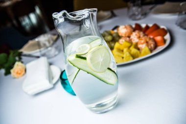 Bir bardak limonlu ve biberiyeli votka.