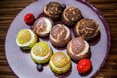 Lezzetli ve sağlıklı yiyecekler, tatlı, tatlı ve vejetaryen konsepti ev yapımı çikolatalı kekler ve