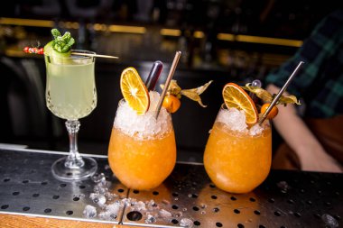 Bar tezgahında limonlu ve naneli kokteyl