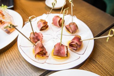 Lezzetli mezeler et ve aperatiflerle