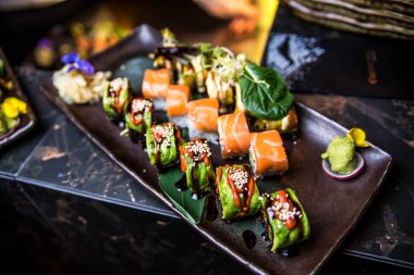 Suşi siyah bir arkaplanda..