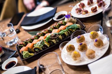 atıştırmalık ve aperatiflerle dolu büfe masası.