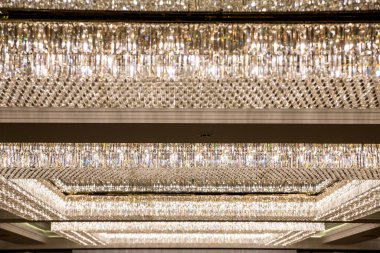 Tahta bir çatıya yakın.