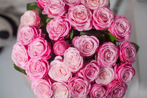 Vazoda güzel bir buket gül