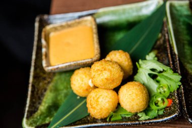 Kızarmış peynirli cips sosu ile 