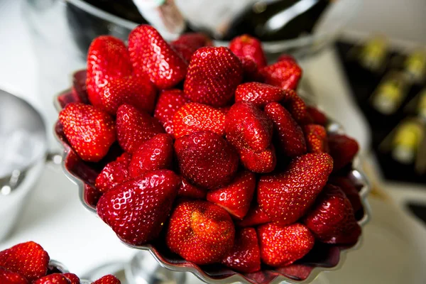 Many Juicy Red Strawberries Tails — Stockfoto