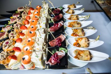 aperatiflerle dolu açık büfe ziyafet masası.