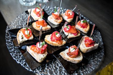 Peynir ve somon kanepe