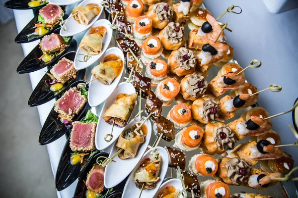 Catering Buffet Banketttisch Mit Vorspeisen — Stockfoto