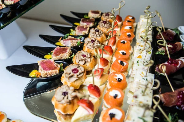 Catering Büfé Bankett Asztal Előételekkel — Stock Fotó