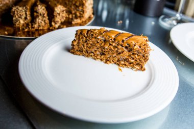 Fındıklı ve ballı çikolatalı kek.