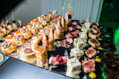 atıştırmalık ve aperatiflerle dolu büfe masası.