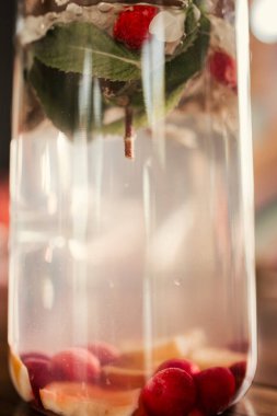 Çilekli ve nane aromalı lezzetli bir içecek.