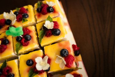 Meyveli ve meyveli taze meyveli kek.