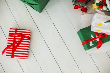 Arka plan için hediye kutularıyla güzel bir Noel kompozisyonu yakın plan çekimi.