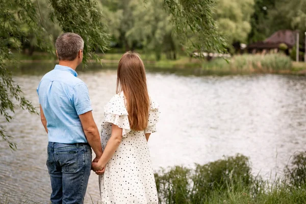 Tiro Cortado Mulher Grávida Com Marido Natureza — Fotografia de Stock