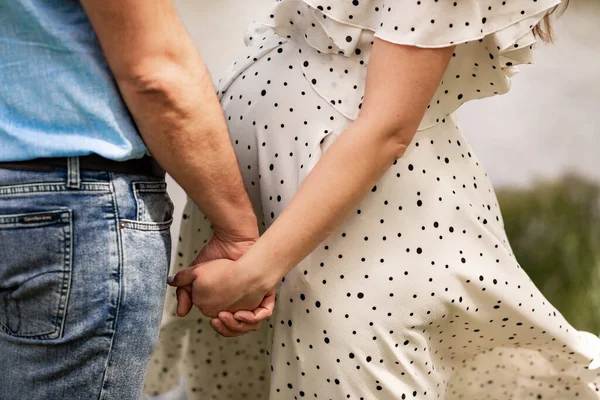 Tiro Cortado Mulher Grávida Com Marido Natureza — Fotografia de Stock