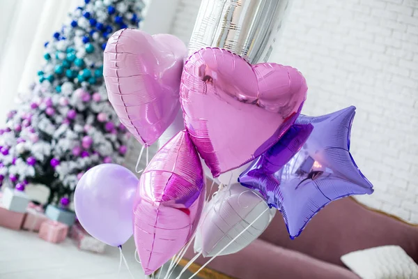 白色背景的漂亮粉色气球 圣诞概念 — 图库照片