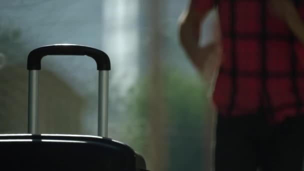 Der Typ Rennt Findet Den Koffer Und Geht Sieht Aus — Stockvideo