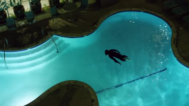 Horror Nocturno Alguien Con Una Túnica Negra Aterradora Aparecido Piscina — Vídeo de stock