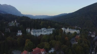 Carpathian Dağları 'nın 4k hava manzaralı Sina Manastırı, Sina Sarayı, Dimitrie Ghica Parkı. Dağlarda bir kasaba, yeşil bir manzaraya kazınmış. Tarihi bir yer, mimari anıtlar. Romanya