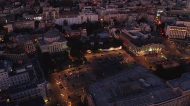 Ateneum ve tarih merkezine tepeden bakan Bükreş sokaklarında gün batımının hava görüntüsü. Macaristan 'ın turistik başkentinin hareketli caddelerinde trafik vardı. Yüksek kaliteli görüntüler 4K