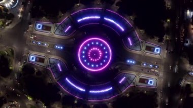 Piata Unirii Meydanı 'nın hava aracı görüntüleri, renkli parlak artezyen çeşmesi, Bükreş' te gece manzarası. Macaristan 'ın başkentindeki trafik manzarası. 4K yüksek kalite atış
