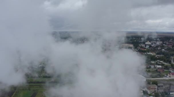 曇り空の穏やかな日に西ヨーロッパの絵のような緑の町の景色の上に煙の雲を飛んでいます 地平線の民家 フィールドのビュー 4K空中映像 — ストック動画