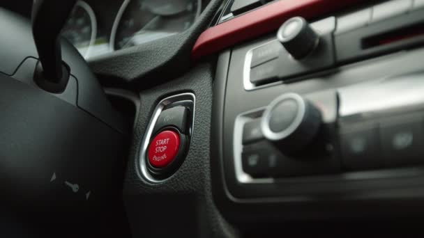 赤いマニキュアを持つ女性の指は 赤い車のスタートボタンを押し スポーツカーを開始します スローモーションは 現代のキーレスカーの点火ボタンを押す 4K映像 — ストック動画