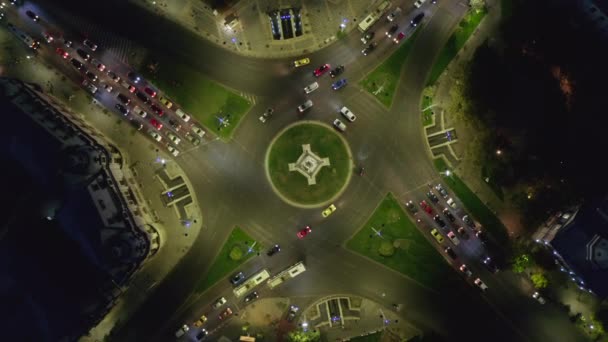 Abendliche Luftaufnahme Der Kreisförmigen Bewegung Von Autos Der Kreuzung Der — Stockvideo