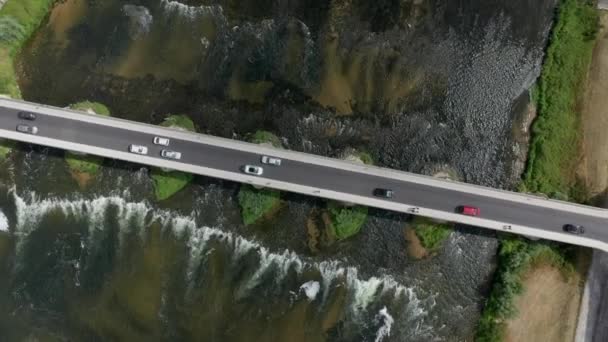 4Kドローンからのトラフィックを持つロワール川の上にポン マレチャル レクラックの空中映像 晴れた日 川の流れ 緑の苔水中 アンボワーズ橋 Hd映像 — ストック動画